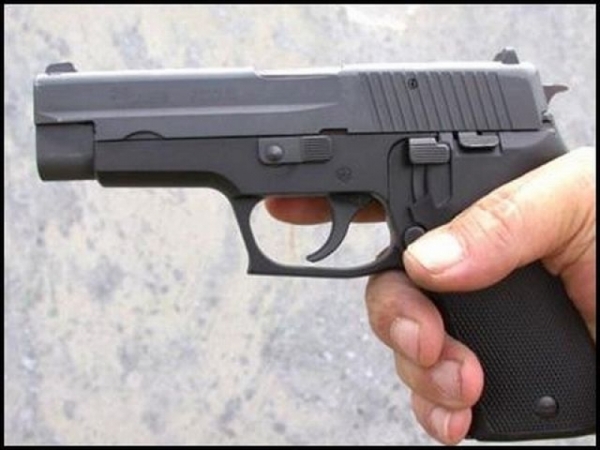 Minor prins la volanul unei mașini neînmatriculat. Avea la el două pistoale