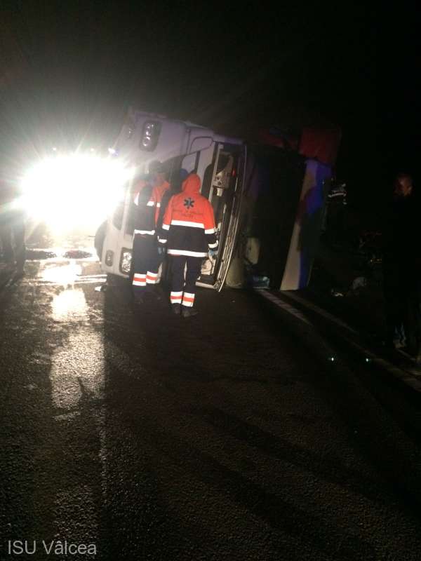 TIR răsturnat peste un autoturism, pe Valea Oltului