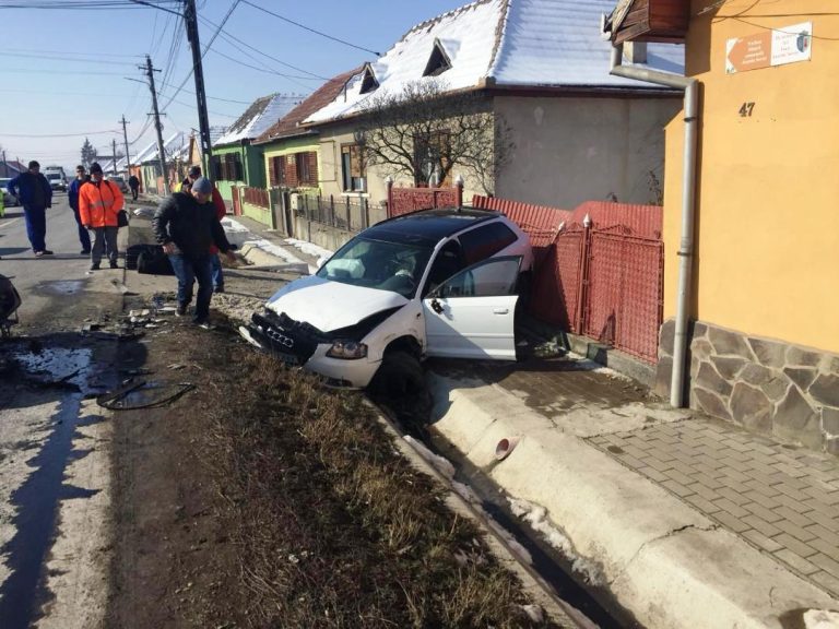 FOTO – Două persoane rănite după ce un șofer a adormit la volan