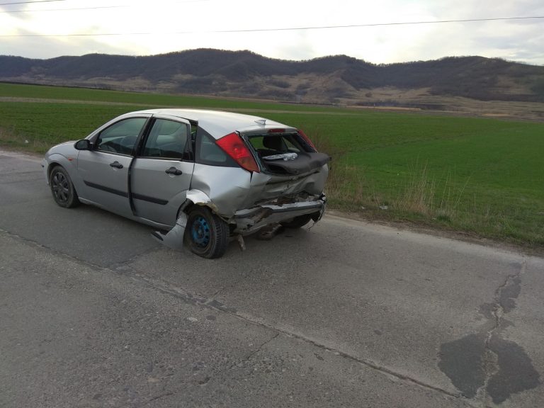 FOTO – Un șofer băut a provocat un accident cu 2 răniți