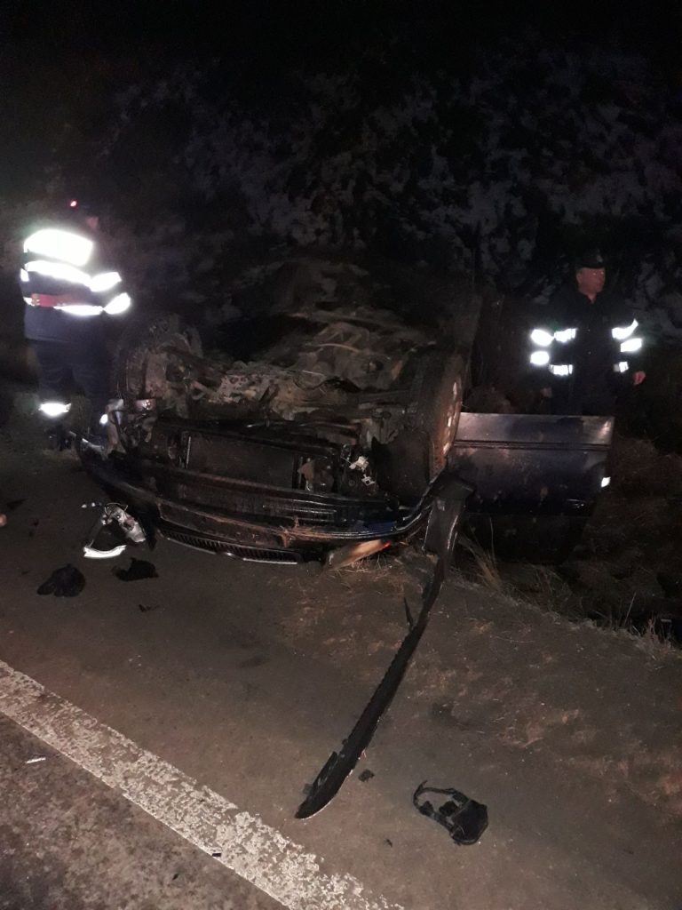 FOTO – S-a răsturnat cu mașina după o depășire neregulamentară