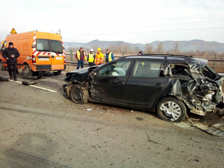 FOTO – DN 14 blocat complet după un accident cu 3 autovehicule