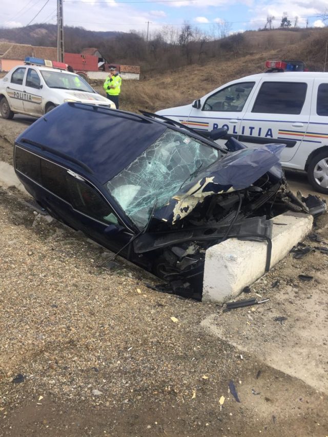 FOTO – 3 răniți după ce o mașină a intrat într-un cap de pod