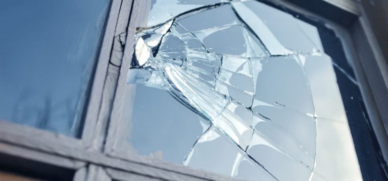 Cercetat sub control judiciar pentru distrugere și amenințare