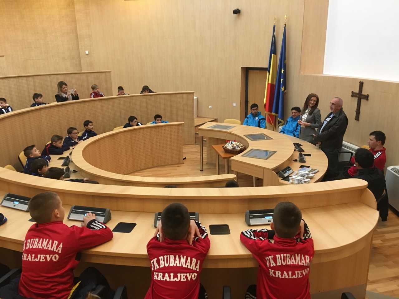 FOTO – Fotbaliști juniori din Serbia, în vizită la Consiliul Județean Sibiu