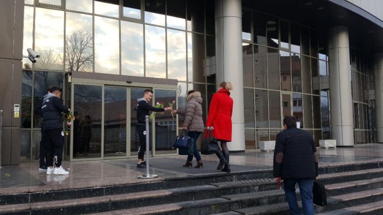 Fotbaliștii Gazului Metan au oferit flori angajatelor Transgaz și Romgaz Mediaș