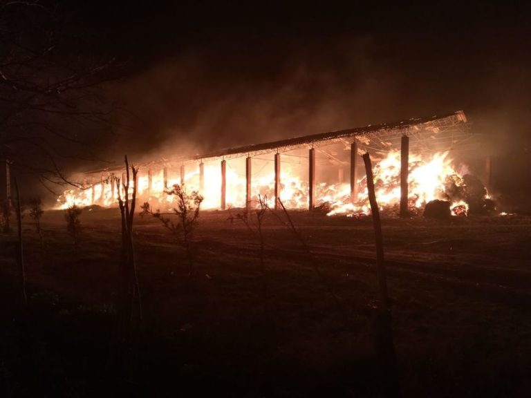 Noapte „fierbinte”: Pompierii sibieni au stins două incendii
