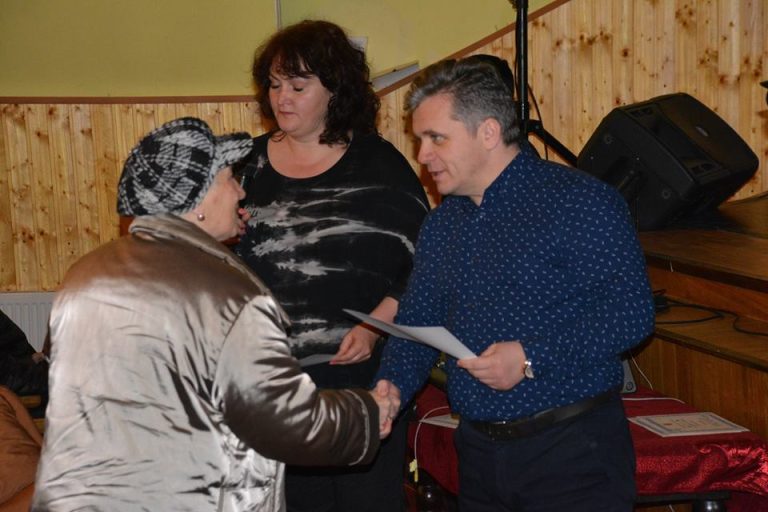 Vârstnici premiați de municipalitate cu ocazia Sărbătorilor Pascale