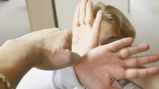 Și-a bătut fosta iubită și pe mama acesteia. Un tânăr a fost reținut de polițiști