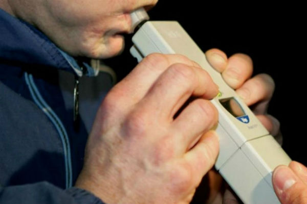 Un bărbat bine băut a ieșit cu mașina de pe șosea și s-a oprit pe un câmp