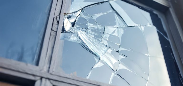 Tânăr reținut după ce a amenințat două persoane și pentru că a distrus geamurile unui local