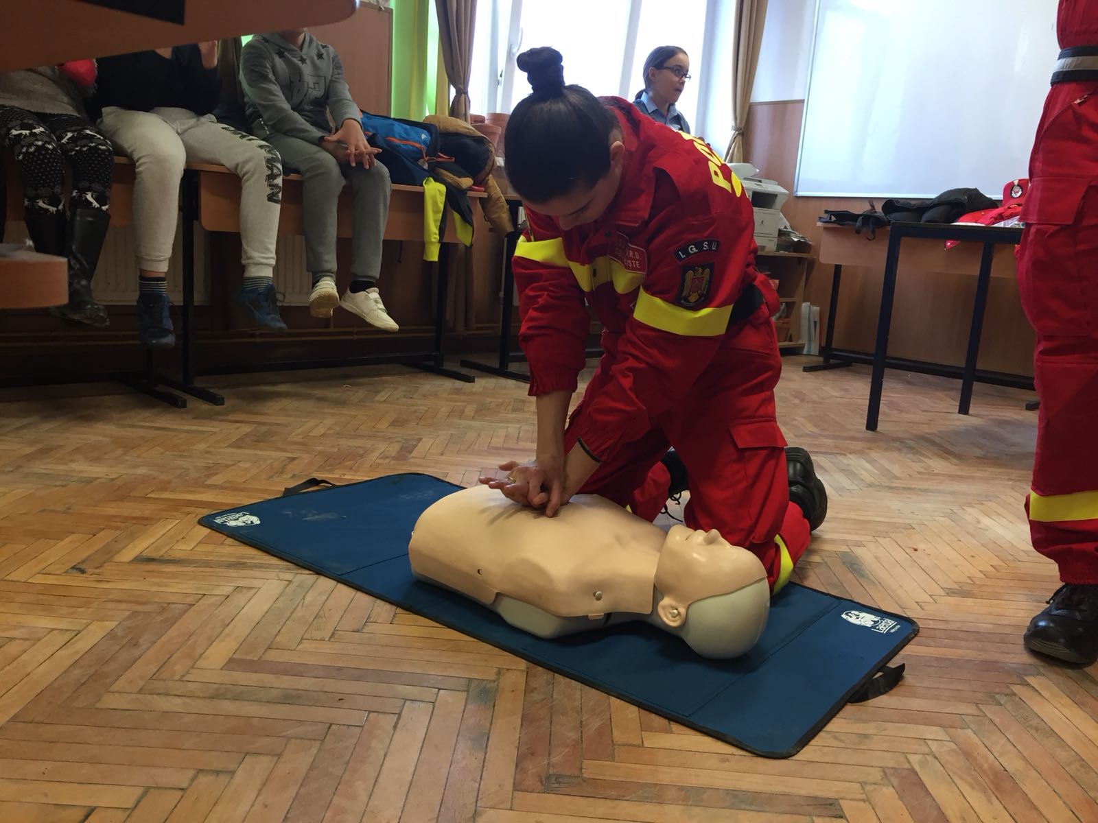 FOTO: Elevi în vizită la ISU, unii dintre ei au învățat tehnici de prim ajutor