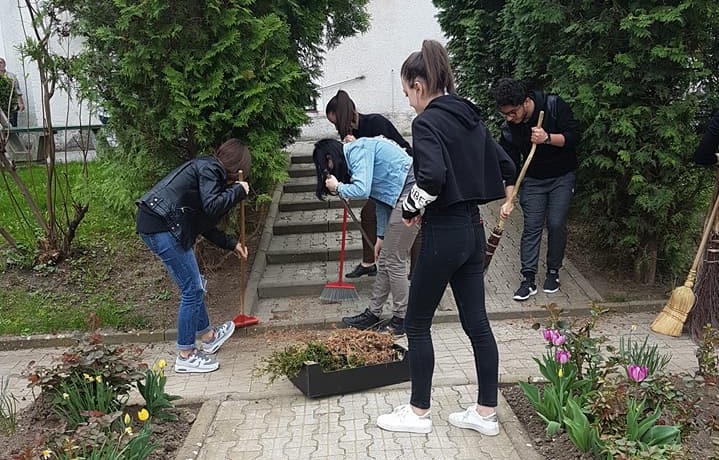 Elevi implicați în ajutorarea bătanilor