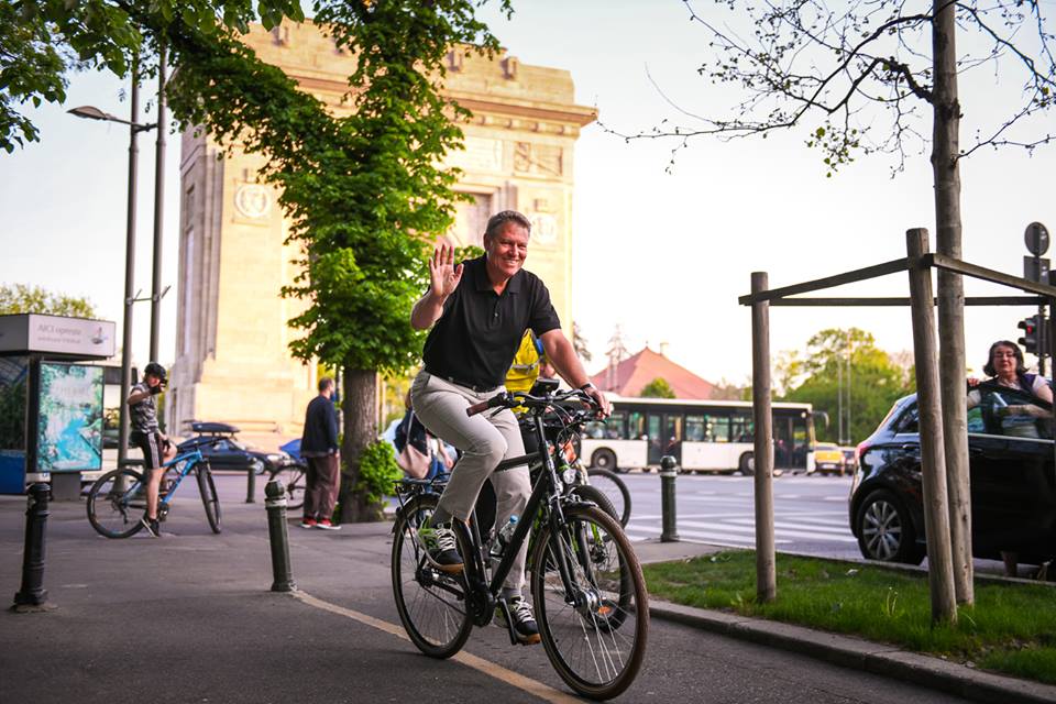 Klaus Iohannis, la plimbare cu bicicleta prin București – FOTO