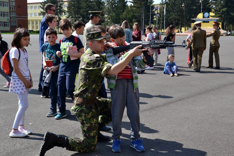 Peste 500 de elevi sibieni, în vizită la AFT de Ziua Forţelor Terestre