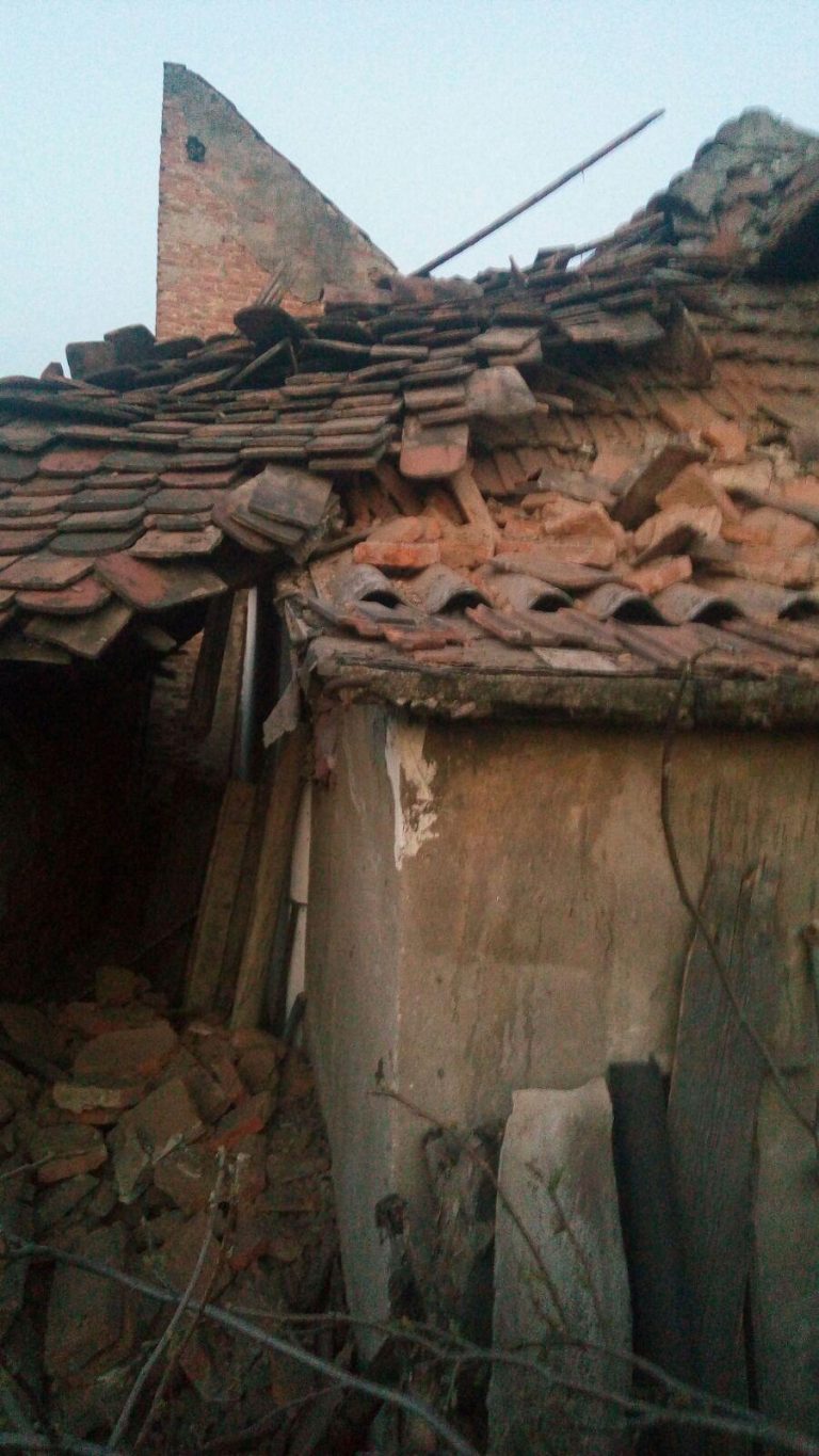 Acoperișul unei case s-a prăbușit. 4 persoane au fost evacuate
