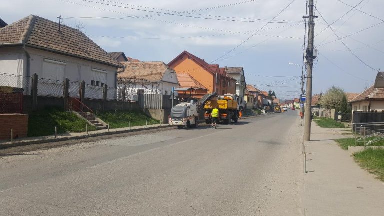 Se asfaltează strada Avram Iancu. În pregătire este și strada Gării