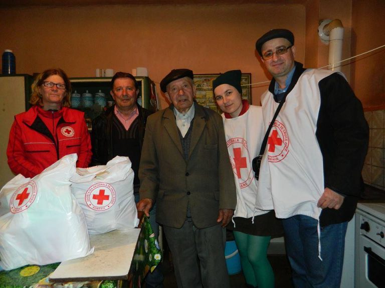 FOTO – Veteranii de război au primit daruri de la Crucea Roșie prin Banca de Alimente