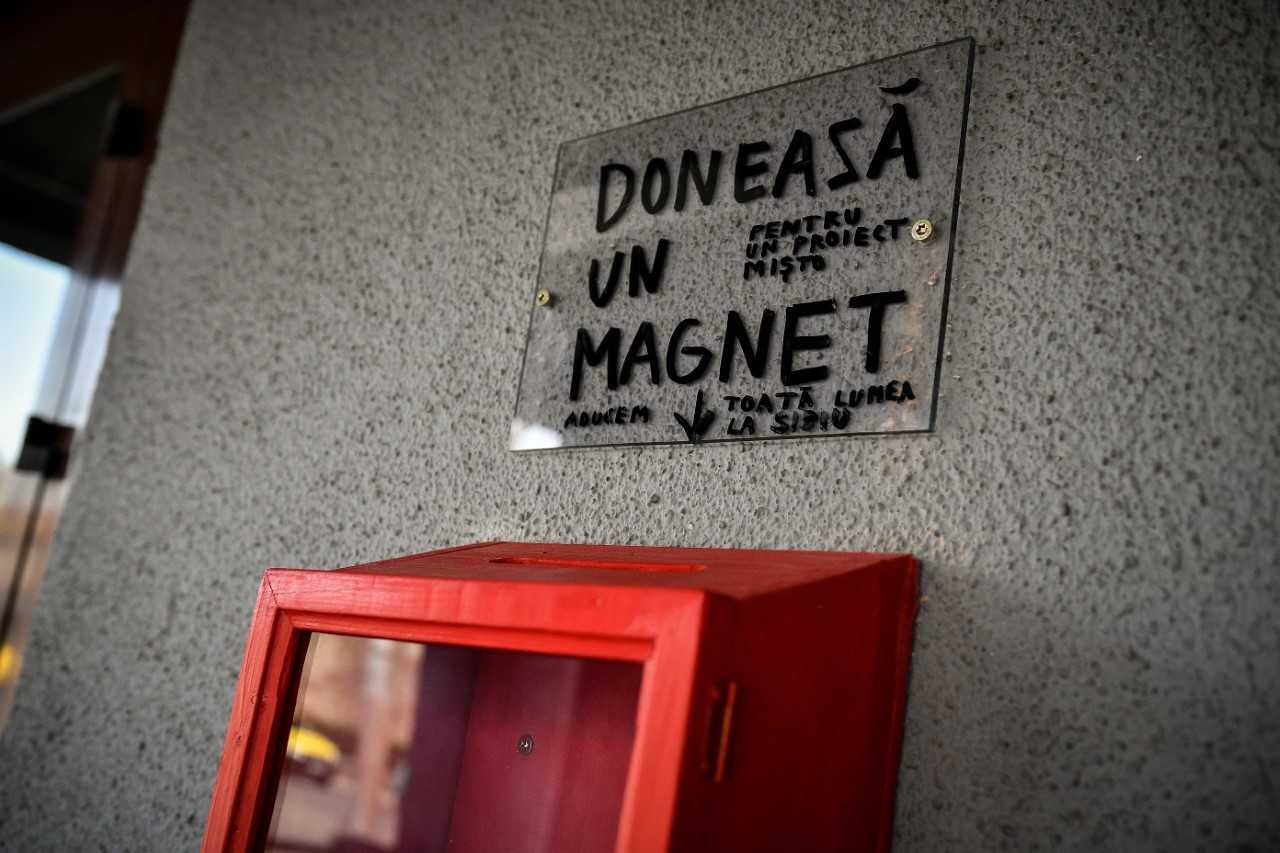 Dan Perjovschi și Teatrul Național „Radu Stanca” Sibiu lansează provocarea „Cer de magneți”