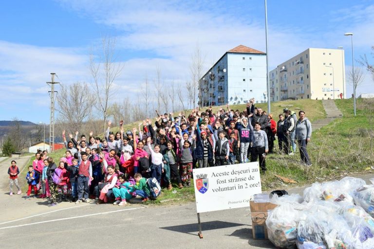 FOTO – Elevii din Copșa Mică au făcut Curățenia Generală înainte de Paști