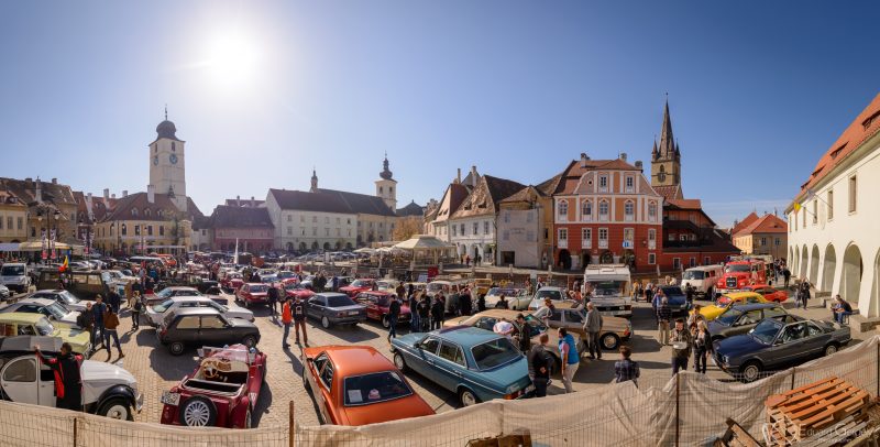 Mașini de colecție în Piața Mică