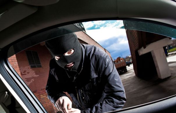 Spărgătorul de mașini din Mediaș, arestat preventiv