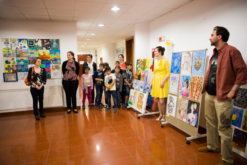 Concurs de pictură, expus la Biblioteca Astra și defilare în port popular pe centrul Sibiului