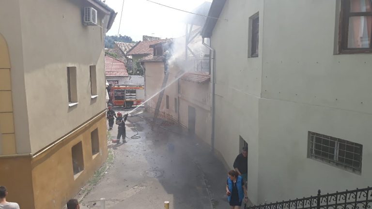 FOTO – Acoperișul unui imobil, cuprins de flăcări