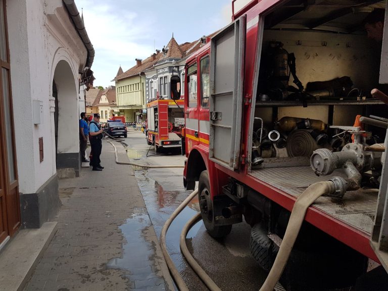 Un camion plin cu rumeguș a luat foc