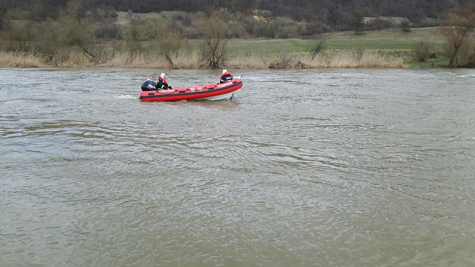 FOTO – Bărbat posibil căzut în Olt, căutat de pompierii sibieni