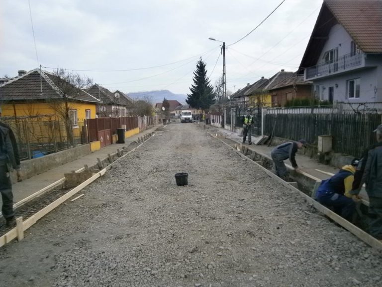 Contracte semnate pentru reabilitarea a 12 străzi din Copșa Mică