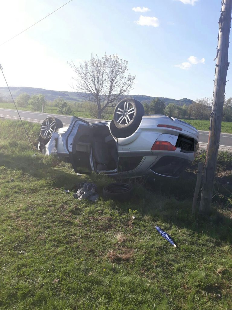 FOTO – Mașină răsturnată pe Drumul Național 14