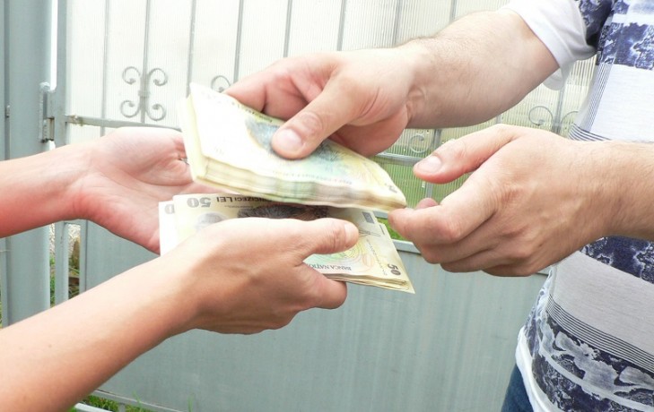 Sibian reținut pentru că a țepuit o femeie cu mii de euro prin Metoda Accidentul