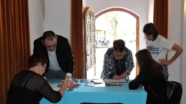 FOTO – Peste 200 de medieșeni au semnat inițiativa „Fără penali în funcții publice”