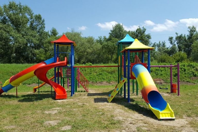 Primăria cumpără echipamente de joacă pentru copii