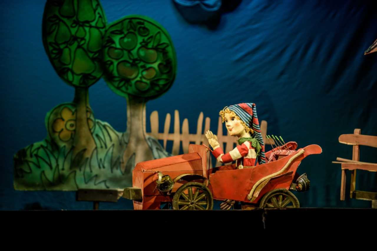 Elevii vor putea studia teatrul ca disciplină opțională, din clasa a III-a