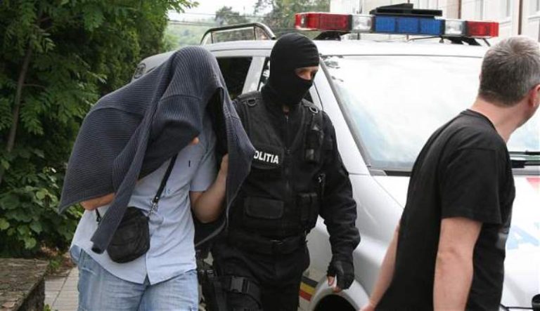 Zeci de saci cu îngrășământ, furați de trei bărbați