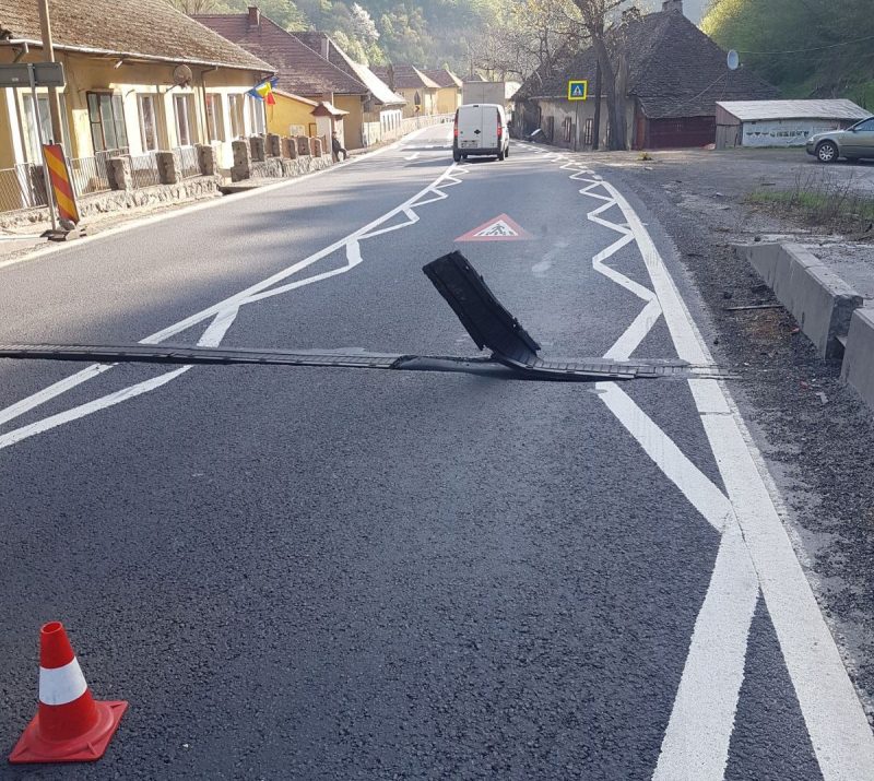 Valea Oltului, blocată pe sensul spre Vâlcea după desprinderea unui rost de dilatare. VIDEO