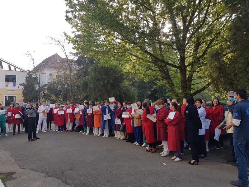 Protest la Spitalul TBC, unde 40 la sută dintre angajați au primit salariile micșorate. FOTO/ VIDEO
