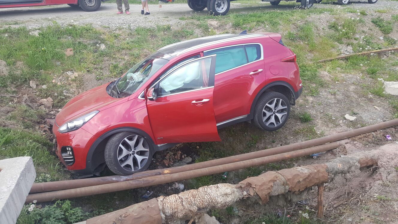 FOTO: Accident pe DN7, la Tălmaciu, o mașină a ajuns în șanț