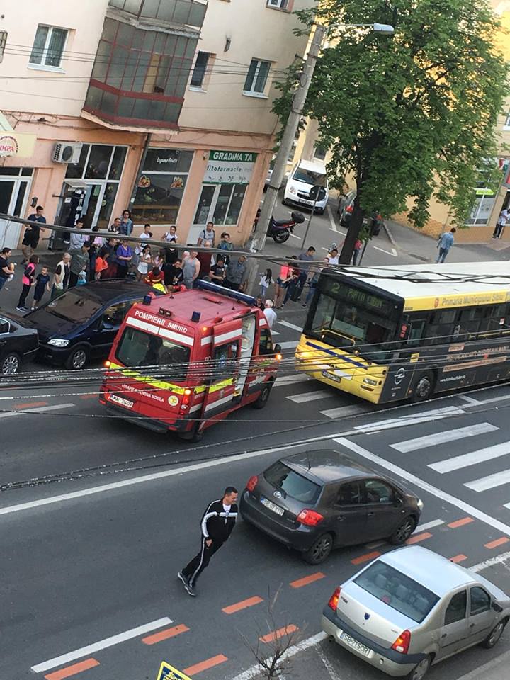 Femeie de 70 de ani lovită de un autobuz pe trecerea de pietoni