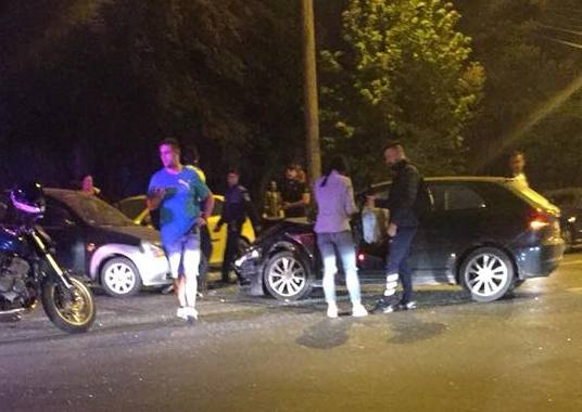 O șoferiță neatentă a lovit o mașină și a proiectat-o în altă mașină parcată