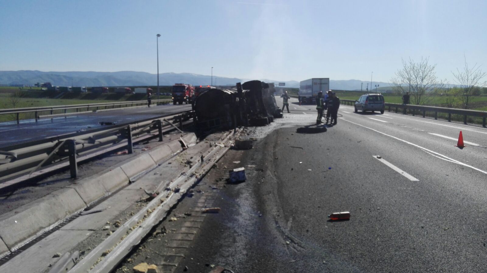 FOTO-VIDEO: Cisternă în flăcări pe autostradă, traficul este complet blocat