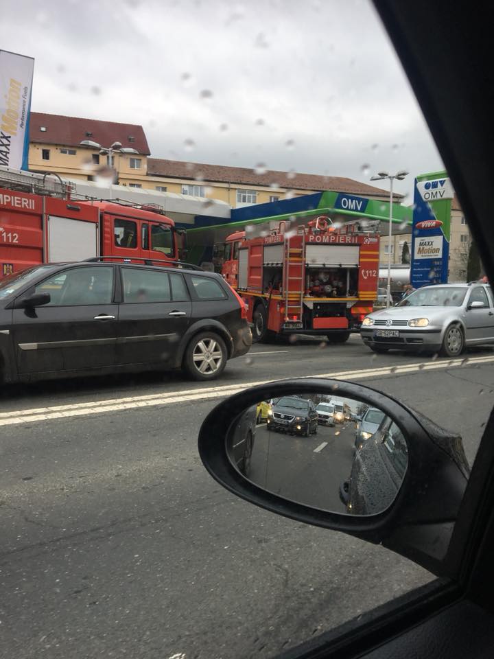 Incendiu într-o benzinărie din oraș, o mașină a luat foc