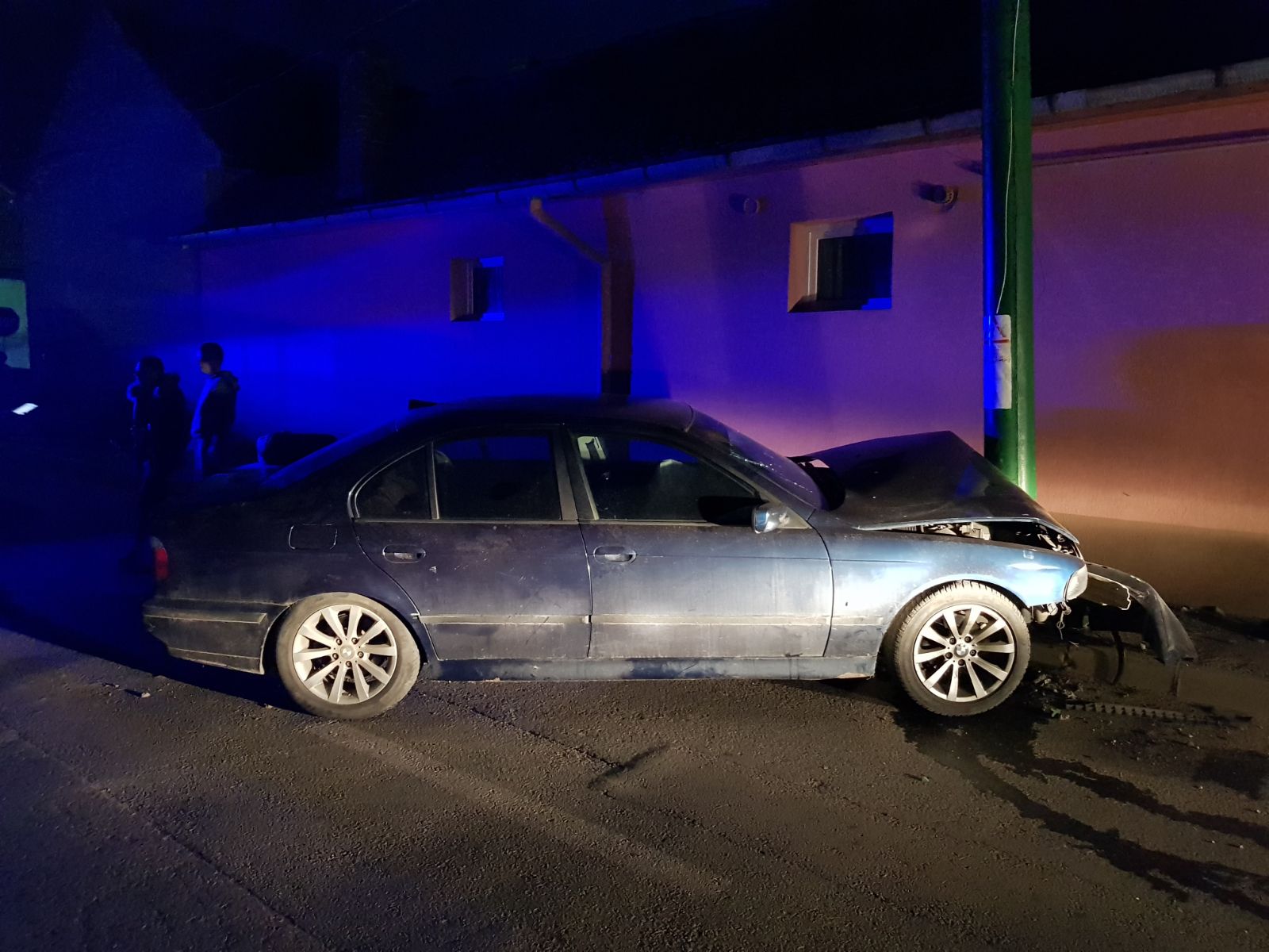 FOTO-VIDEO: Un tânăr de 18 ani s-a izbit cu mașina în stâlp, două fete au fost rănite