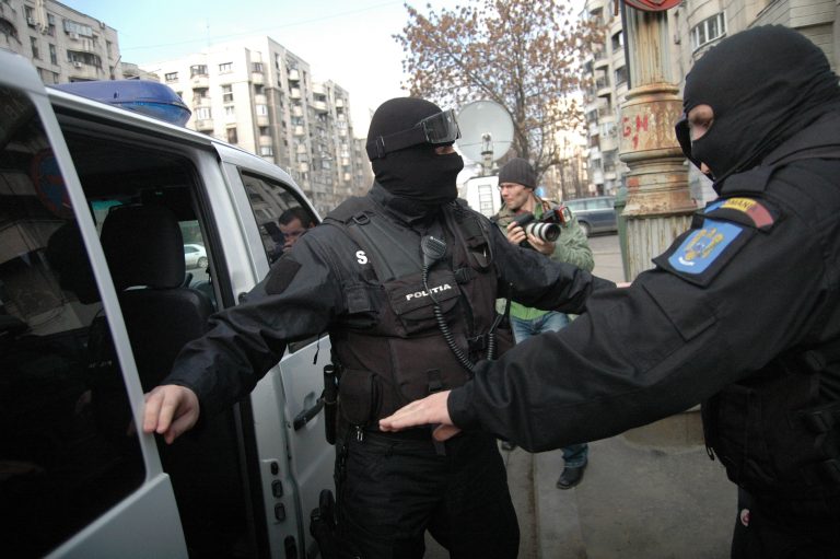 Tânărul băut şi fără permis care a intrat cu maşina într-un buldoexcavator a fost reţinut