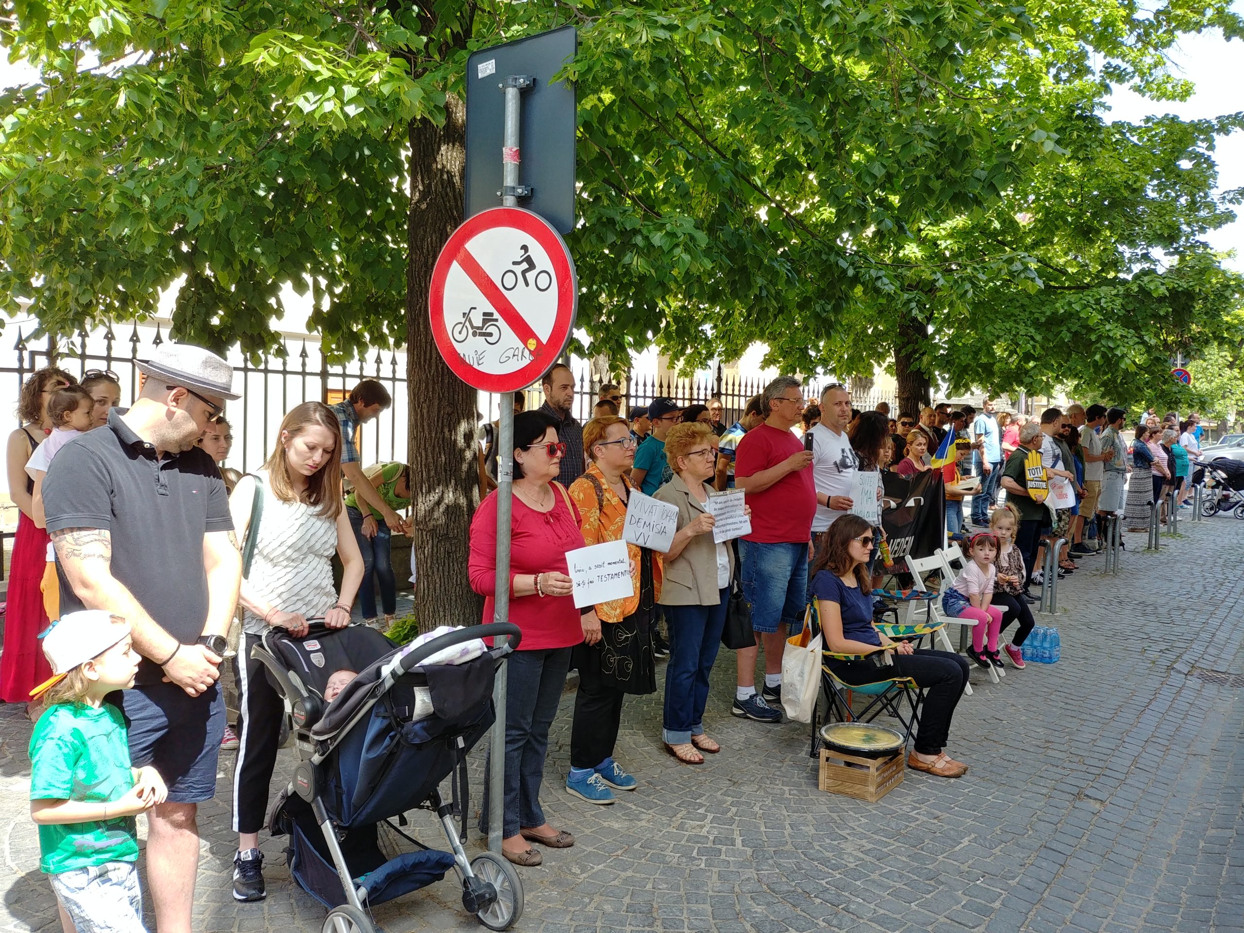 Protest inedit marca „Va vedem din Sibiu”. Dupa flashmob, participantii au invitat trecatorii la un suc si o prajitura.