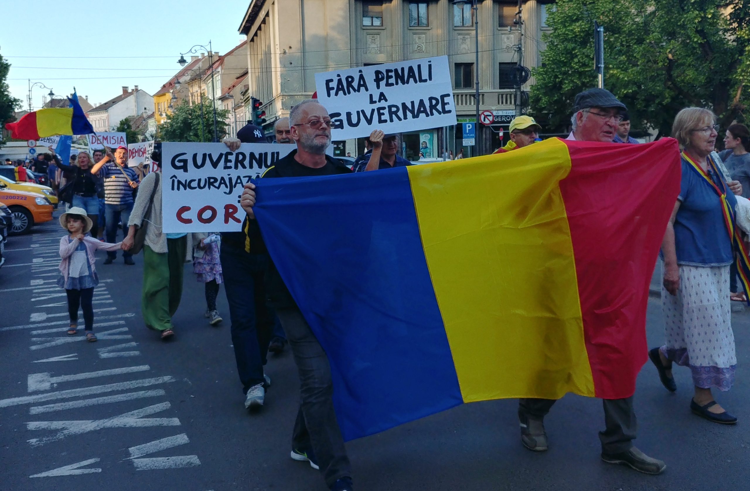 Sute de sibieni participa la protestul organizat de catre miscarea #REZIST