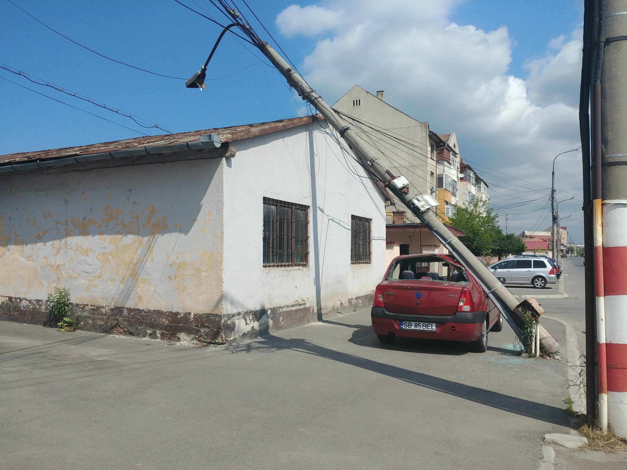 Masina facuta praf de un stalp de iluminat public