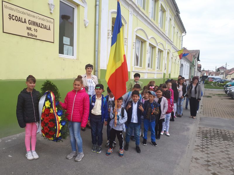Elevii Școlii nr. 10 din Sibiu au omagiat eroii neamului